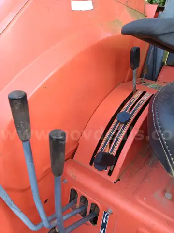 2004 kubota  utility special M 8200 TRACTOR