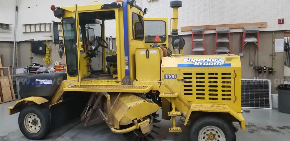 2012 SUPERIOR BROOM DT80J