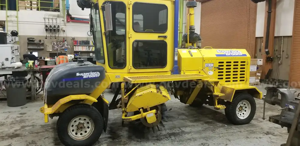 2015 SUPERIOR BROOM DT80K