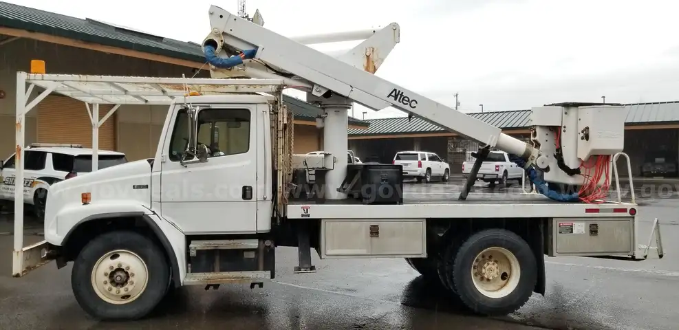 2000 Freightliner Altec 40' Aerial Bucket