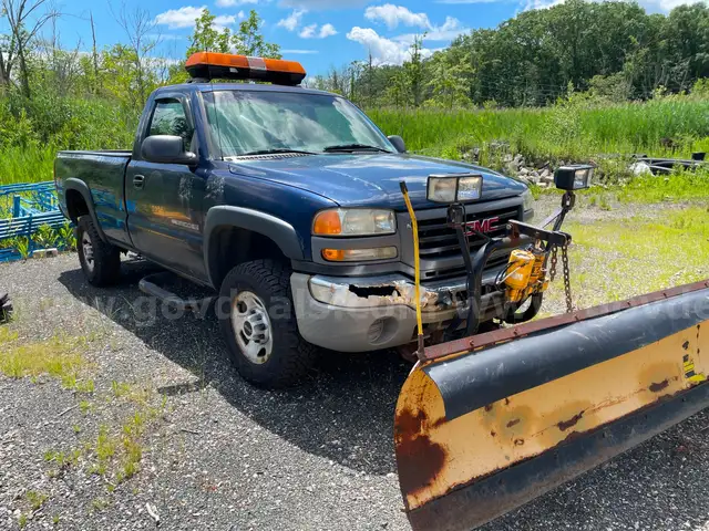 2003 GMC Sierra 2500HD 4WD w/Plow