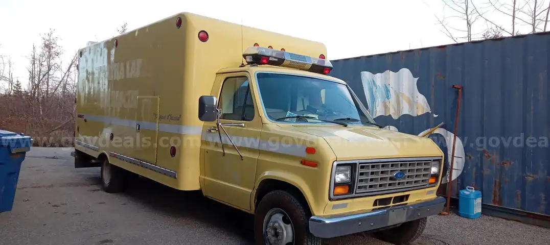 1990 Ford Econoline Cube Van