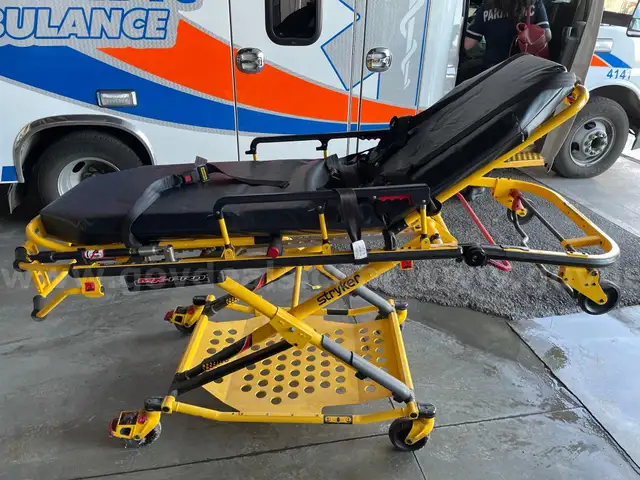 Styker MX-Pro Bariatric Stretcher. Manual lift.