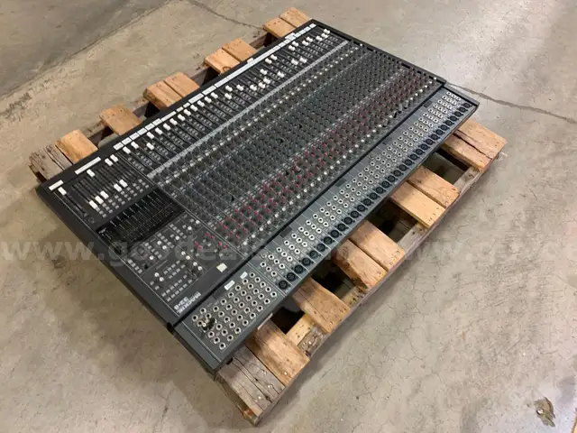 Mackie 32*8 3-Bus Audio Mixing Console&#xA0;(ID #39900) (J2-4R) (25-1156-6) 35405