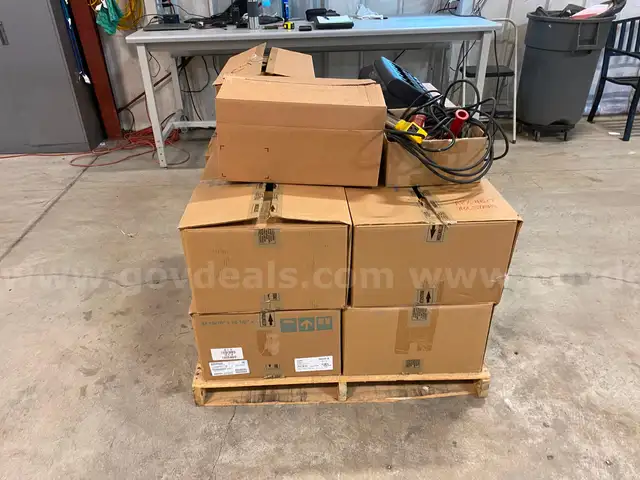 Pallet of Motorola APX7000 Portable Radios w/ Accessories&#xA0;(ID #40178) (I08-2R) (25-1106-1 ) 225