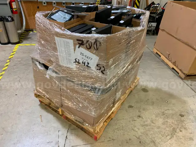Pallet of Dell Monitors&#xA0;(ID #40952) (H13-2R) (25-1477-17) 376
