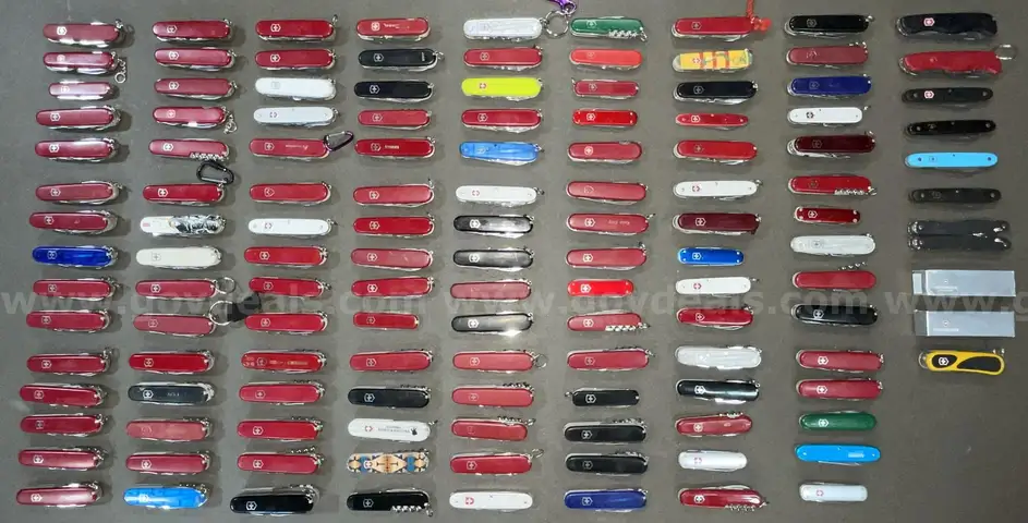 Victorinox/Wenger Swiss Army Knife Lot ~130 (ID# 41204) (TSA #2) (NO UPC) (19-26)