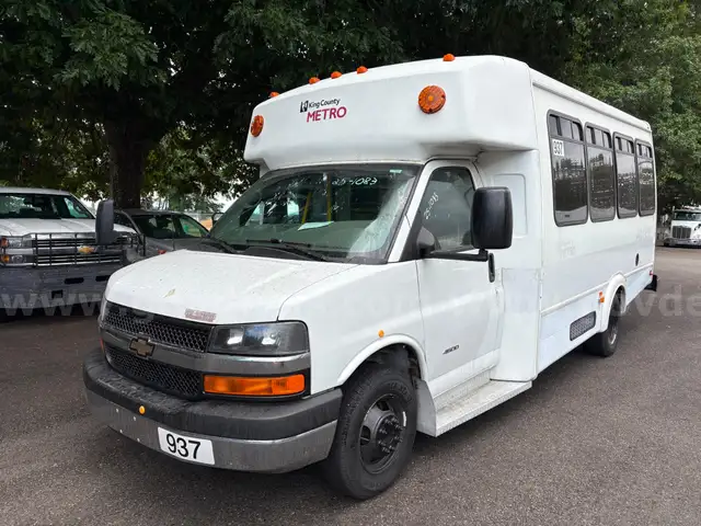 2012 Chevrolet Express 4500 Goshen Coach Shuttle Bus 14 Passenger w/ Lift, TOW AWAY (ID# 41313) (PRT) (25-1083) 11700
