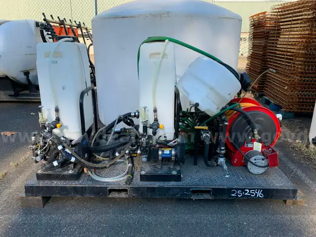 In-Bed Auto Mixing Spray Unit &#x26; Two 1500 Gallon Vertical Poly Tanks&#xA0;(ID# 41358) (Bullpen) (25-2546) 21716