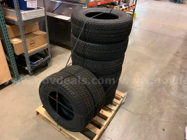 Pallet of 8EA MICHELIN LT245/75R17 LTX A/T&#xB2; Tires&#xA0;(ID #41424) (I3-3L) (25-1408-1) 490