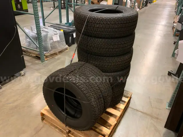 Pallet of 8EA MICHELIN LT245/75R17 LTX A/T&#xB2; Tires&#xA0;(ID #41425) (I4-3R) (25-1408-1) 490