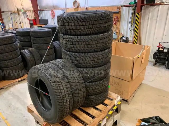 Pallet of 8EA MICHELIN LT245/75R17 LTX A/T&#xB2; Tires&#xA0;(ID #41426) (I4-3L) (25-1408-1) 490