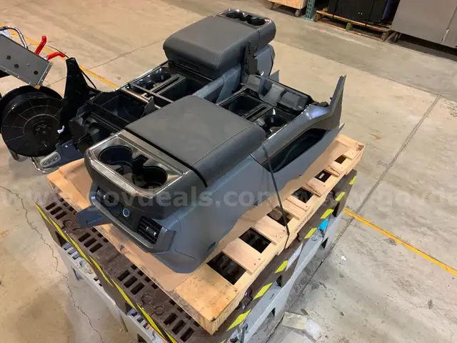 Pallet of 2EA Ford F150 Center Consoles&#xA0;(ID #41453) (I9-3L) (25-1408-2) 490
