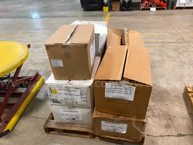 Pallet of Various Shirts &#x26; Deck Shoes (ID #41493) (G04-2R) (25-2460-8) 300