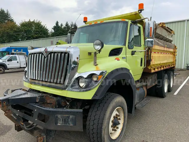 2011 International WorkStar 7600 SFA Dump Truck w/ Spreader *Tow-Away* (ID# 41813) (E06) (25-2082) 405