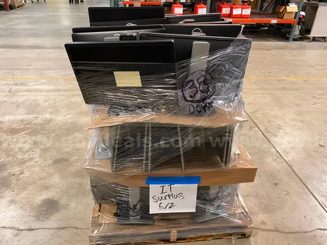 Lot of Approx. 38 Monitors (ID #41855) (I05-2R) (25-2699-7 ) 307
