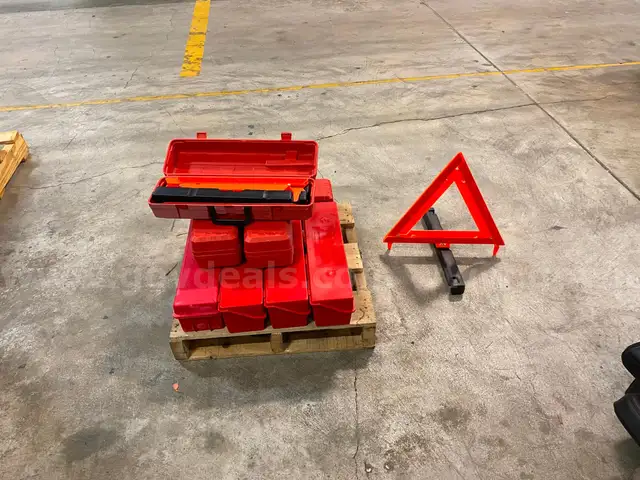 Lot of Reflective Highway Warning Triangles (ID #42233) (I02-4L) (25-2791-2) 310