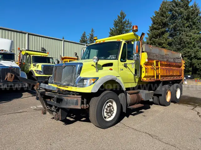 2007 International 7600 6X4 Dump/Plow Truck with Monroe Spreader (ID# 42796) (E04) (25-2117)+ 405