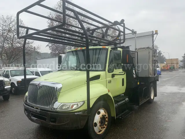 2003 International 4300 LP Conv. Cab Utility Truck w/ Message Sign (ID# 43379) (E05) (25-3577) 405+