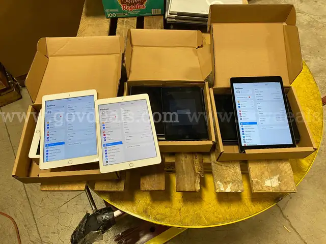 Lot 5 - Twenty One Various Models of Ipads (ID #43565) (J01-3L) (25-2844-2) 353