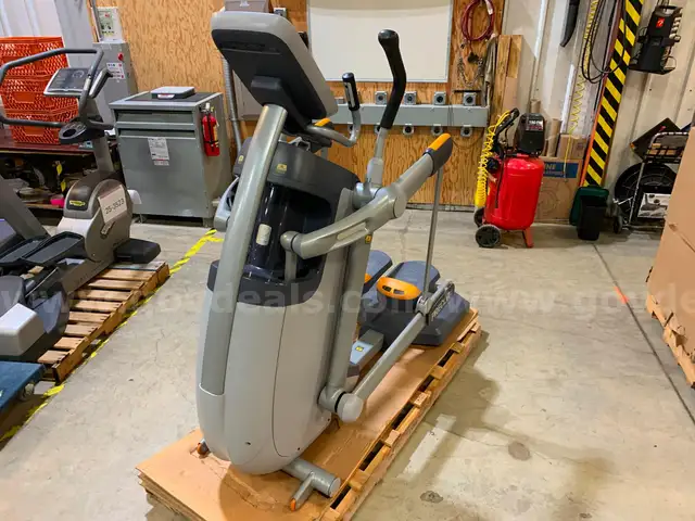 Precor AMT 100i Fitness Machine&#xA0;(ID #43649) (H9-2L) (25-3523-7) 649