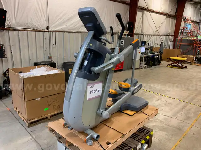 Precor AMT 100i Fitness Machine&#xA0;(ID #43650) (H9-2R) (25-3523-8) 649