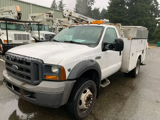 2005 Ford F-550 XL DRW Reg Cab Truck w/ Service Body & Crane (ID# 43682) (EF08) (25-3583) 11700