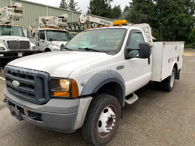 2007 Ford F-550 XL Reg Cab DRW Truck w/ Service Body and Crane (ID# 43708) (EF04) (25-3919) 11700