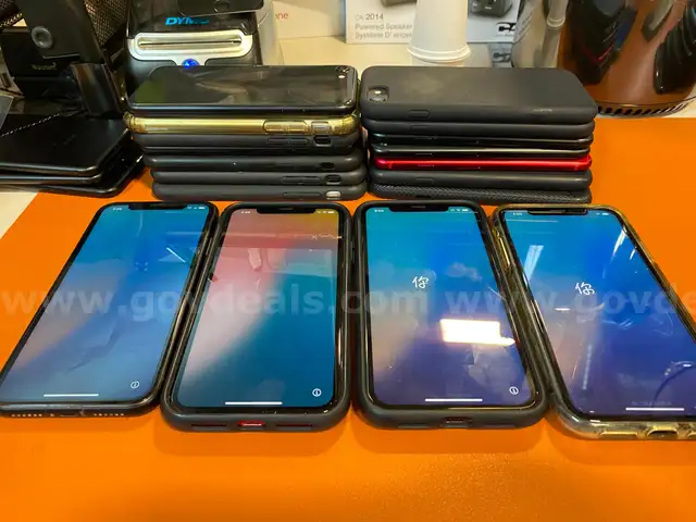 Case of ct.18 Cell Phones- iPhones SE and XR (ID #43759) (H01-3L) (25-3016-1) 105