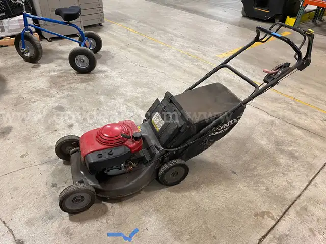 Lot 1 - Honda Commercial Mower  (ID #43843) (G02-1L) (25-3531-5) 693