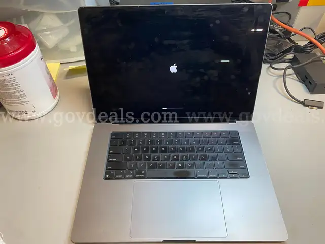 Lot 1 - Apple MacBook Pro   (ID #44190) (J02-2L) (25-4152-2) 353