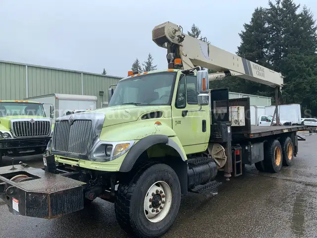 2004 International 7600 Tandem 800D National Crane Truck (ID# 44358) (E07) (25-3430) 405