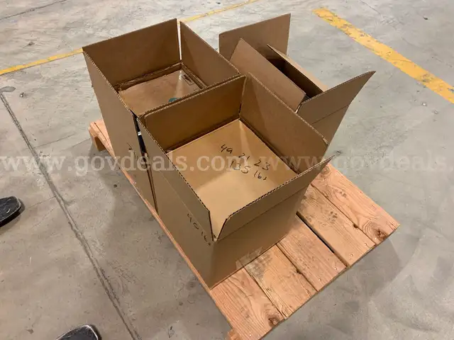 Pallet of iPhones & iPads  (ID #44402) (J2-5R) (25-3819-1) 303