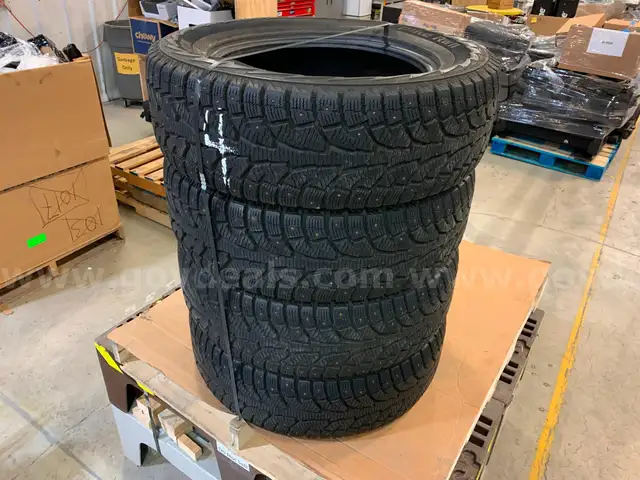 Pallet of Hankook Pike RW11 235/65R17 Tires (ID #44487) (I2-6L) (26-0075-7) 307