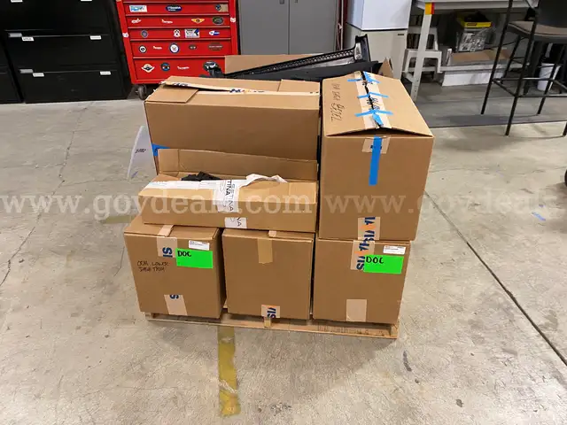 Two Center Consoles & Interior Trim Parts for 2024-2025 Chevy Tahoe (ID #44502) (H09-2L) (26-0082-1) 310