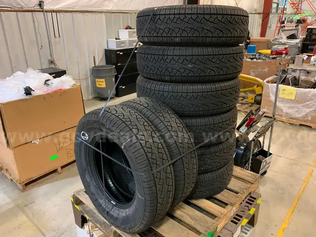 Pallet of 8ea Pirelli Scorpion ATX 365/70 R17 ATR Tires (ID #44582) (I9-3R) (25-4627-2) 490