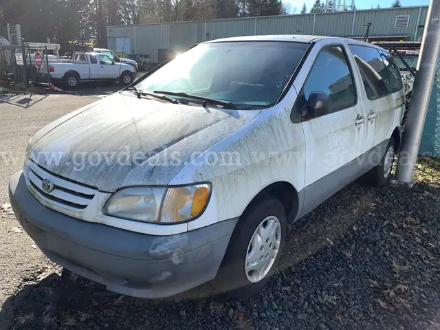 2001 Toyota Sienna SE Van *Tow-Away* (ID# 44632) (OEF) (25-3792) 693