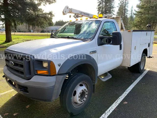 2005 Ford F-550 XL DRW Reg Cab Truck w/ Crane Service Body *Tow-Away* (ID# 44733) (FTL) (25-4409) 11700