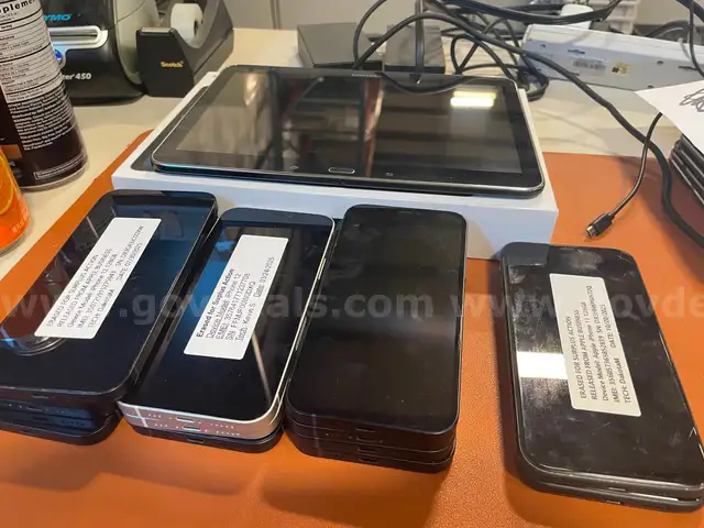 Case of ct.16 Cell Phones and Tablets- iPhone 11, iPhone 12 and a Google Pixel 8 (ID #44734) (H01-3L) (26-0291-1) 193