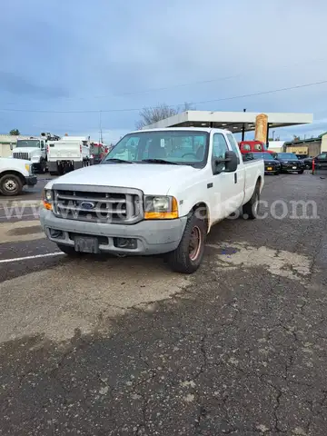 2000 Ford F-350 SD XL Extended Cab Short Bed 2WD *Damaged*