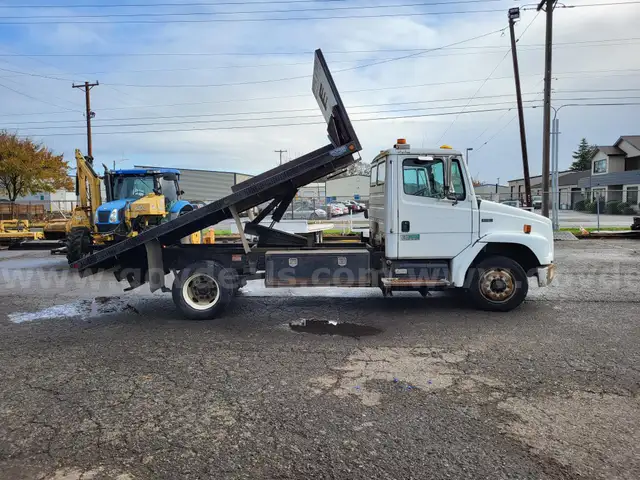1999 Freightliner FL60 *CUMMINS ENGINE* FLAT BED / DUMP
