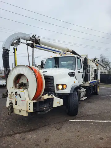 2013 Freightliner 114SD VAC CON