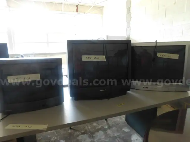 3 TV&#x27;s 1 Table 1 Corner Desk