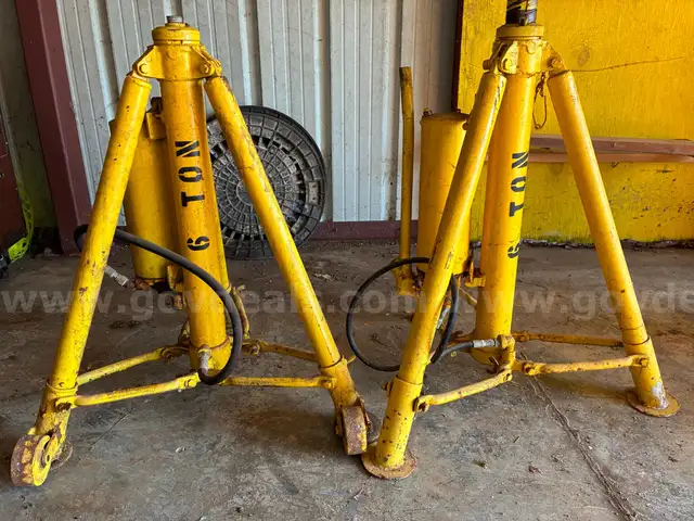 Four 6 Ton Hydraulic Jacks