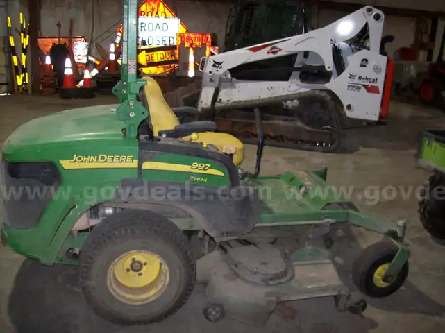 2008 John Deere Mid-Mount Z-Trak 997 Zero Turn Lawn Mower