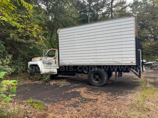1990 Ford F700 Box Truck