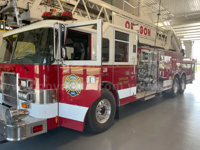 2001 Pierce Ladder Truck Detroit Series 360, Allison, 100&#x27; Platform