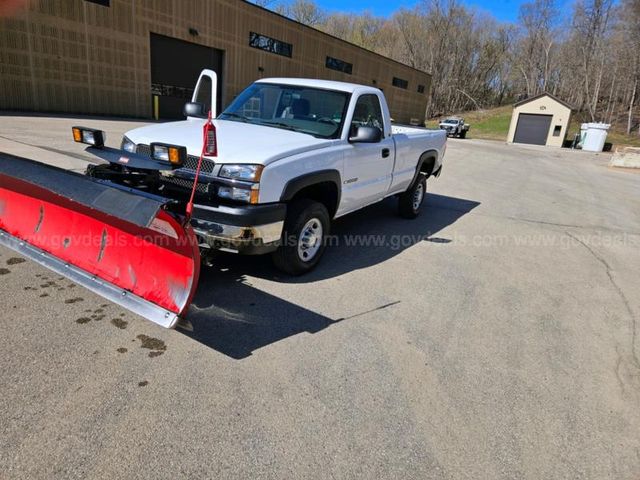 2004 Chevrolet Silverado 2500HD 4WD w/Western Snow Plow | GovDeals