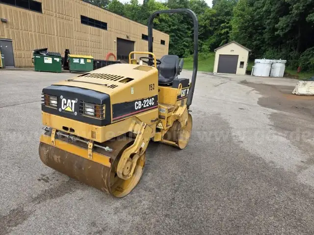 Caterpillar Double Smooth Drum Vibratory Compactor Roller
