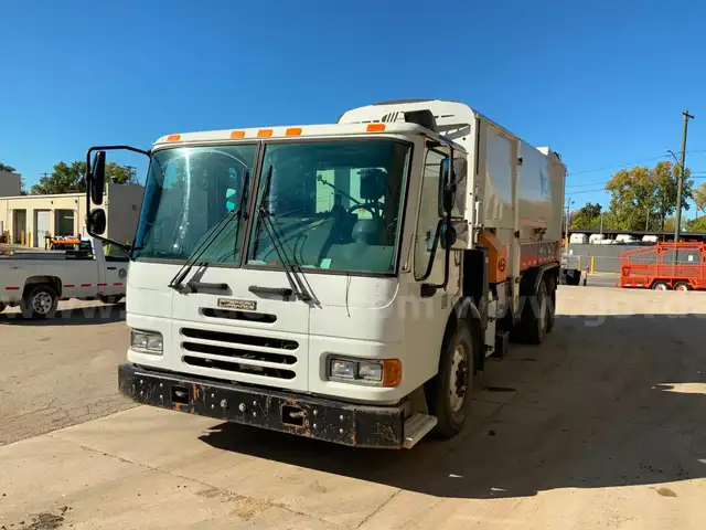 2010 Refuse Truck with Labrie body and automated arm
